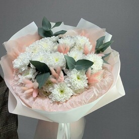 Лагурус, Хризантема кустовая, Эвкалипт, Дизайнерская упаковка, Тишью