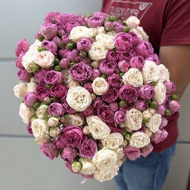 Шикарный букет из кустовых пионовидных роз