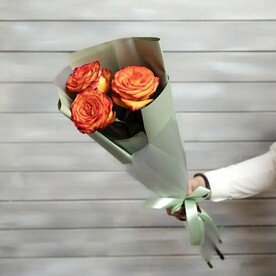 3 оранжевые розы Эквадор 50 см в упаковке