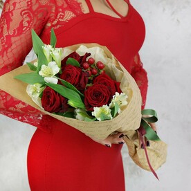 Роза, Альстромерия, Гиперикум, Крафт, Тишью