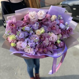 Орхидея цимбидиум, Лизиантус алиса лайт пинк, Роза талеа, Роза маритим, Маттиола, Пленка дизайнерская, Стразы Сваровски
