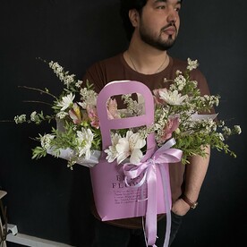 Спирея, Альстромерия, Лиственница, Хризантема кустовая, Сумка, Оазис, Пленка