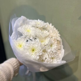 3 кустовых белоснежных хризантемы в стильной упаковке