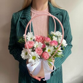 Композиция в сумочке "Нежный микс", размер S с кустовой хризантемой и розами