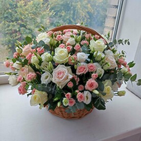 Роза белая, Роза кустовая, Эвкалипт бэби блу, Роза розовая, Лизиантус Эустома, Суккулент, Оазис, Корзина