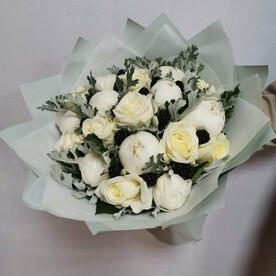 Роза аваланч, Пион, Ценерария, Ежевика, Дизайнерская упаковка