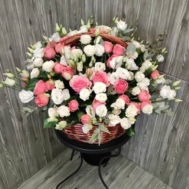 Роза кустовая, Лизиантус Эустома, Эвкалипт бэби блу, Оазис, Корзина