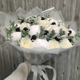 Роза аваланч, Пион белый, Ценерария, Ежевика, Дизайнерская упаковка