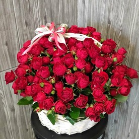 Корзина из 39 красных кустовых пионовидных роз