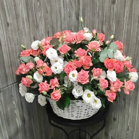 Роза кустовая, Лизиантус Эустома, Эвкалипт, Оазис, Корзина плетеная