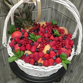Корзина из фруктов и ягод
