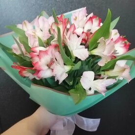 Мини комплимент из альстромерии