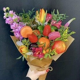 Тюльпан, Альстромерия, Солидаго, Лимониум, Роза кустовая, Яблоко, Мандарин, Слива, Макаронс, Клубника, Крафт