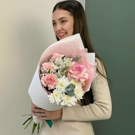 Авторский букет с французской розой и диантусами
