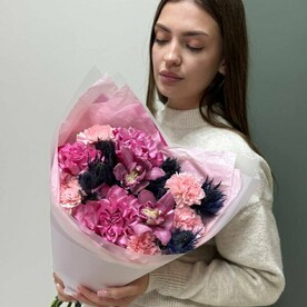 Авторский букет с розами и орхидеями