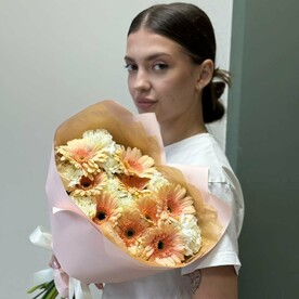 Авторский букет с герберами и диантусами