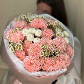 Букет розовых хризантем и ромашек 153