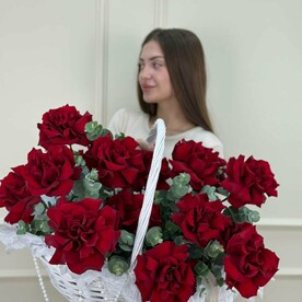 Корзина с красными французскими розами 571