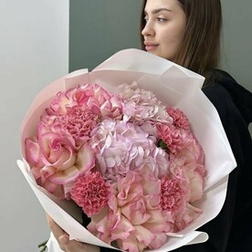Авторский букет с розами и гортензией