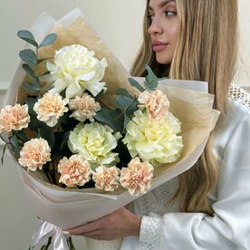 Авторский букет из французских роз и диантусов с эвкалиптом 651
