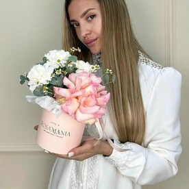 Композиция с французской розой,диантусами и эвкалиптом S 639