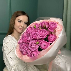 Букет из 7 веток ароматной кустовой розы 597