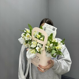 Сумочка со стойкой белоснежной альстромерией A09