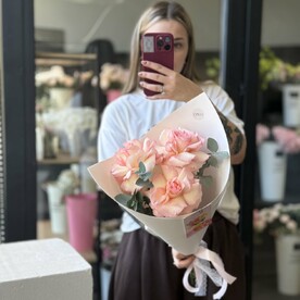 «Strawberry Cream» букет французских роз с эвкалиптом ES53