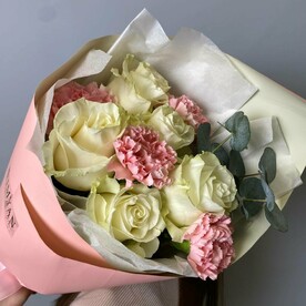 Букет с белыми розами и диантусами " Нежное свидание"