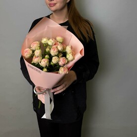 Милый букет кустовых роз