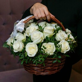 Корзина белых роз