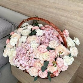 Букет из роз и гортензий в корзине