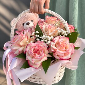 Корзина роз с игрушкой