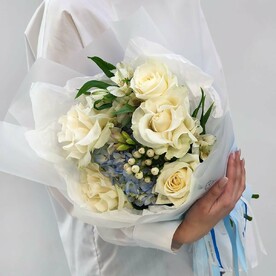 Роза Эквадор, Роза, Фрезия, Альстромерия, Гиперикум, Гортензия, Дизайнерская упаковка, Тишью