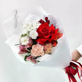 Гвоздика, Роза кустовая, Альстромерия, Гиперикум, Маттиола, Роза Эквадор, Тишью, Дизайнерская упаковка