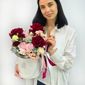Роза Эквадор, Роза кустовая, Гвоздика, Эвкалипт, Лизиантус Эустома, Шляпная коробка, Пленка, Оазис