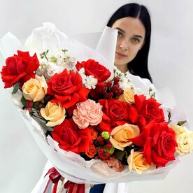 Роза Эквадор, Роза, Гиперикум, Маттиола белая, Гвоздика кремовая, Лизиантус розовый, Дизайнерская упаковка, Тишью, Коробка, ленты, открытки и аквабокс Талисман, Пленка