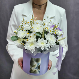 Танацетум, Хризантема кустовая, Эвкалипт, Шляпная коробка, Авторская упаковка, Пленка, Оазис