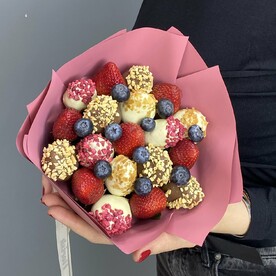 Букет из клубники в шоколаде 19 шт dainty