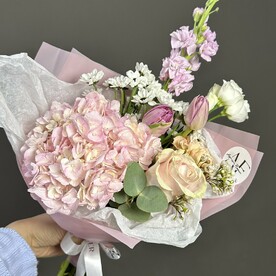 Тюльпан, Гортензия, Маттиола, Хризантема кустовая, Роза одноголовая, Лизиантус Эустома, Эвкалипт, Тишью, Дизайнерская упаковка