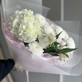 Светлый букет с гортензией и хризантемами
