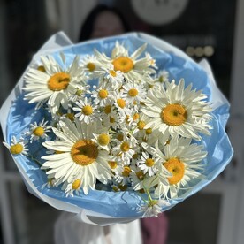 Букет с крупными ромашками