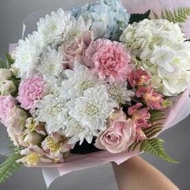Папоротник, Роза, Диантус, Гортензия, Альстромерия, Хризантема кустовая, Хризантема одноголовая, Дизайнерская упаковка