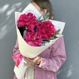 Букет-комплимент из ярких французских роз с эвкалиптом
