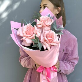 Букет-комплимент нежно-розовые розы с эвкалиптом