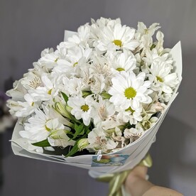 Букет из хризантем и альстромерий