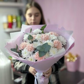 Букет из хризантем и диантусов с эвкалиптом