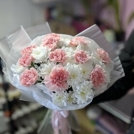 Букет с хризантемой и диантусами