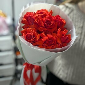 7 алых французских роз