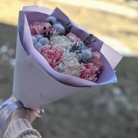 Букет с хлопком, лавандой и диантусами